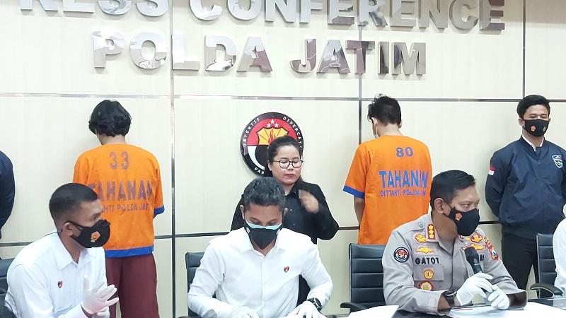 Kabid Humas Polda Jatim Gatot Repli Handoko  menunjukkan barang bukti kasus peretasan data bank dan kartu kredit (Foto / Metro TV)