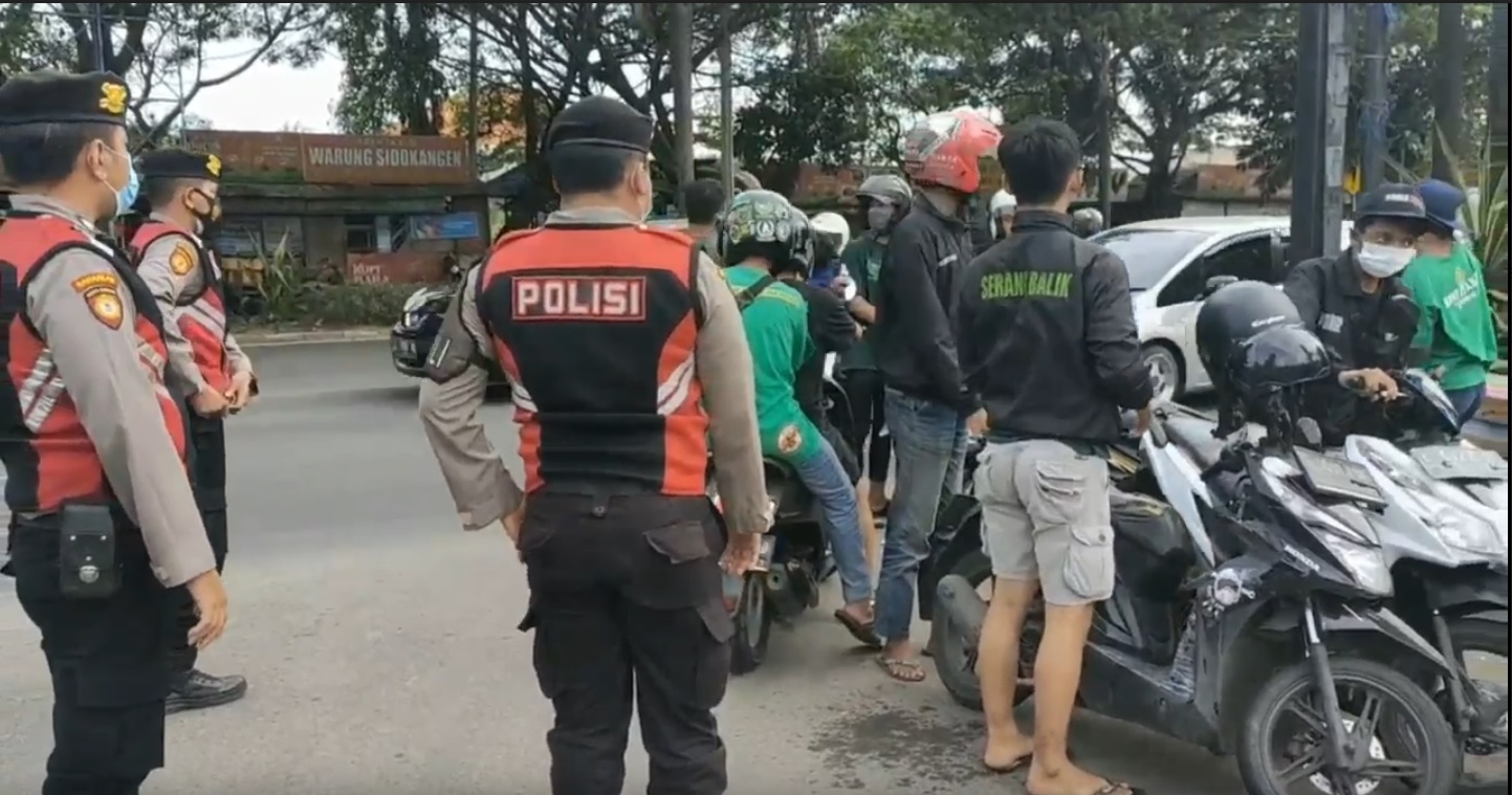 Petugas meminta puluhan bonek kembali ke Surabaya saat hendak menonton pertandingan Persebaya vs Persela di Stadion Surajaya Lamongan (Foto / Metro TV)