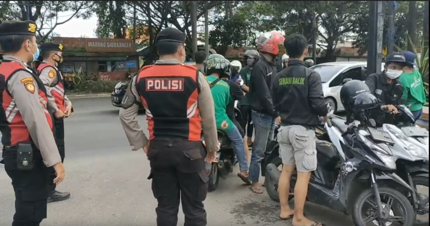 Puluhan Bonek Diusir Paksa Petugas, Nekad Menonton Laga Uji Coba Persela vs Persebaya