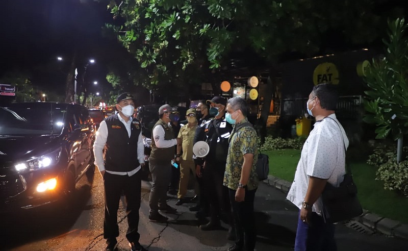 Walikota Surabaya Eri Cahyadi saat berkeliling ke sejumlah kawasan untuk mengecek pelaksanaan PPMK Mikro dan jam malam (Foto / Metro TV)