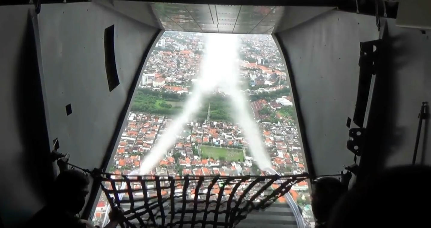 Terbang Rendah, Pesawat TNI AL Semprot Disinfektan ke Zona Hitam