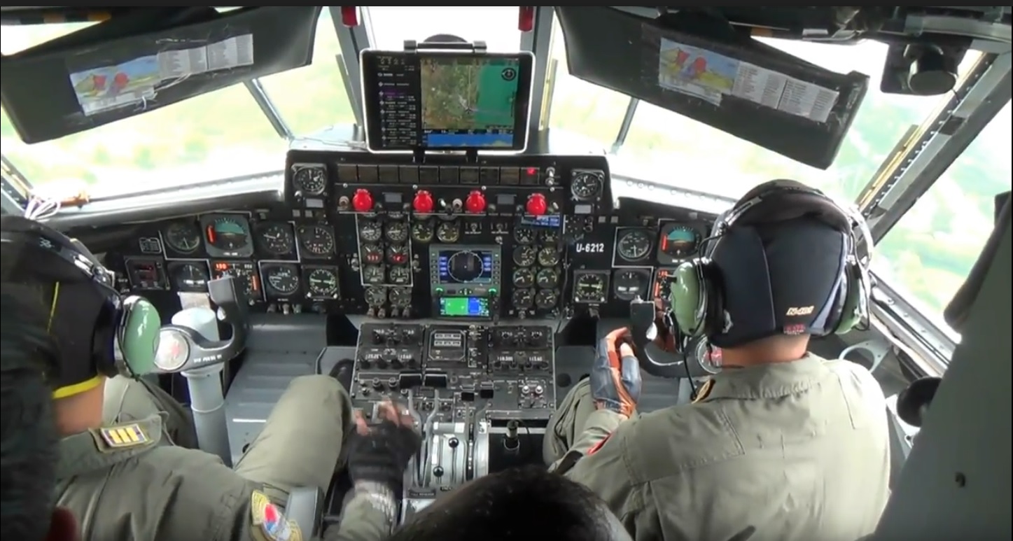 Pesawat TNI AL Semprot Disinfektan ke Zona Hitam