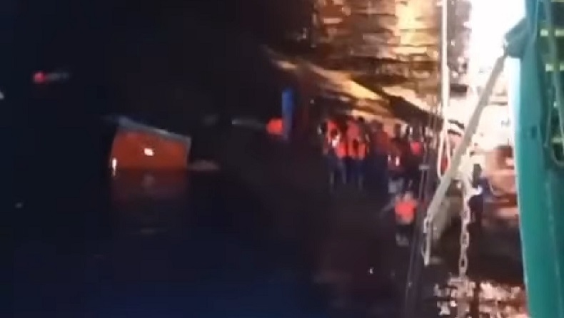 Proses evakuasi penumpang KMP Yunice (Foto / Metro TV)