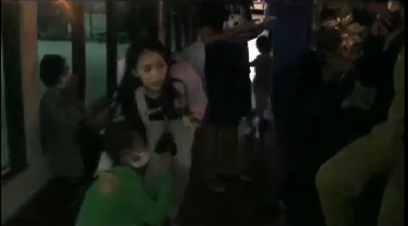 Salah satu keluarga korban KMP Yunice yang panik menunggu kabar anggota keluarga mereka (Foto / Metro TV) 