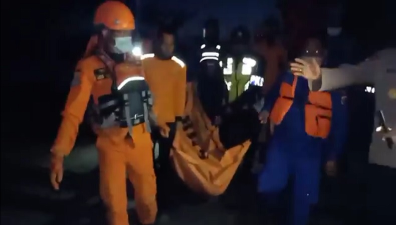 Peroses evakuasi korban penumpang KMP Yunicee (Foto / Metro TV)