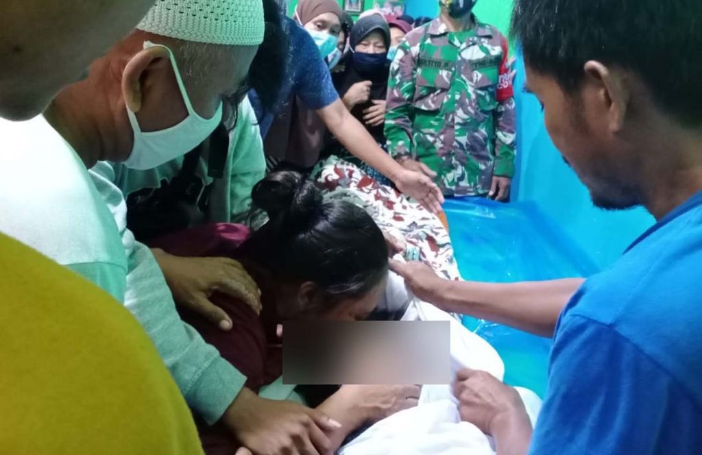 Isak tangis keluarga pecah saat jenazah Ariana Niken Permatasari tiba di rumah duka (Foto / Metro TV)