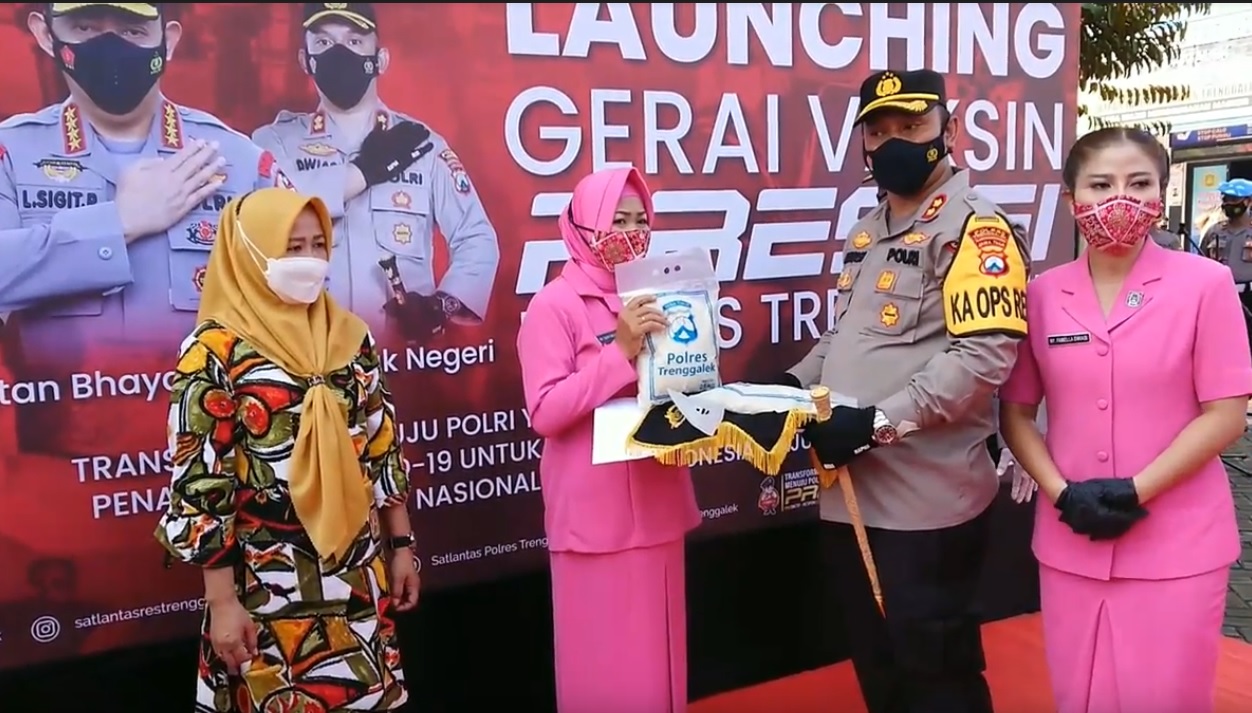 Kapolres Trenggalek, AKBP Dwiasi Wiyatputera memberikan hadiah beras kepada peserta vaksin. (metrotv)