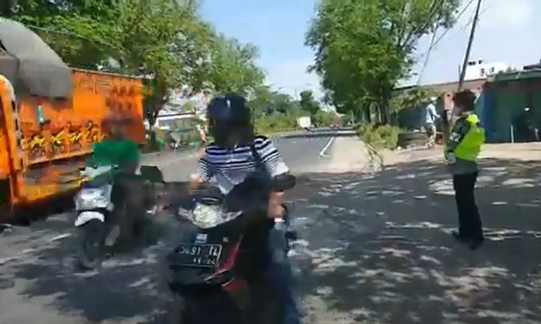 Truk tebu berhenti usah menabrak korban. (metrotv)