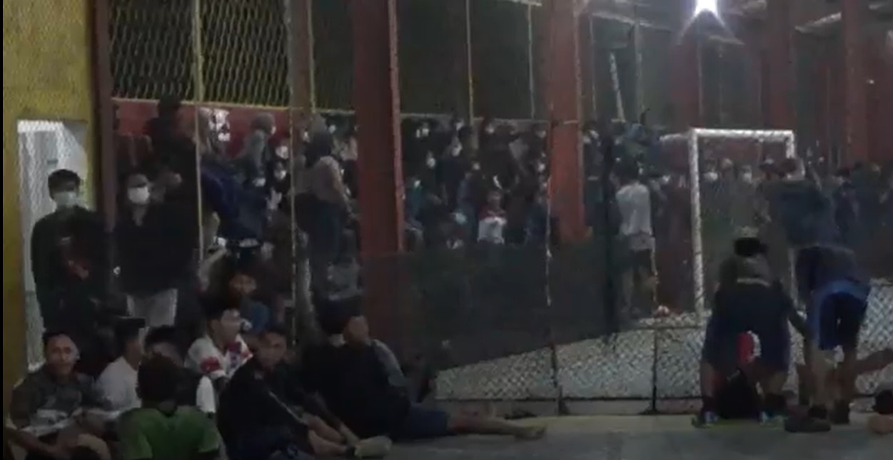 Kerumunan penonton di pertandingan futsal antar mahasiswa di Jember. (metrotv)