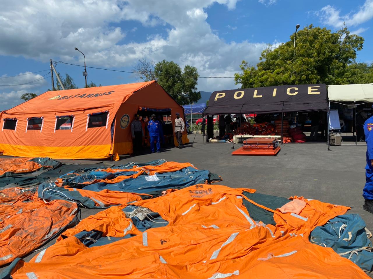 Tim SAR terus standby di posko pelabuhan Ketapang untuk melakukan pencarian sisa korban yang hilang (Foto / Fatma Ayu / Metro TV)