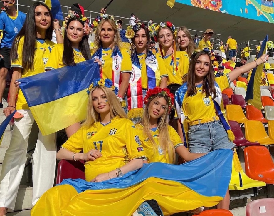 Deretan istri dan kekasih pemain Ukraina memberikan dukungan langsung di tribun stadion. (thesun)