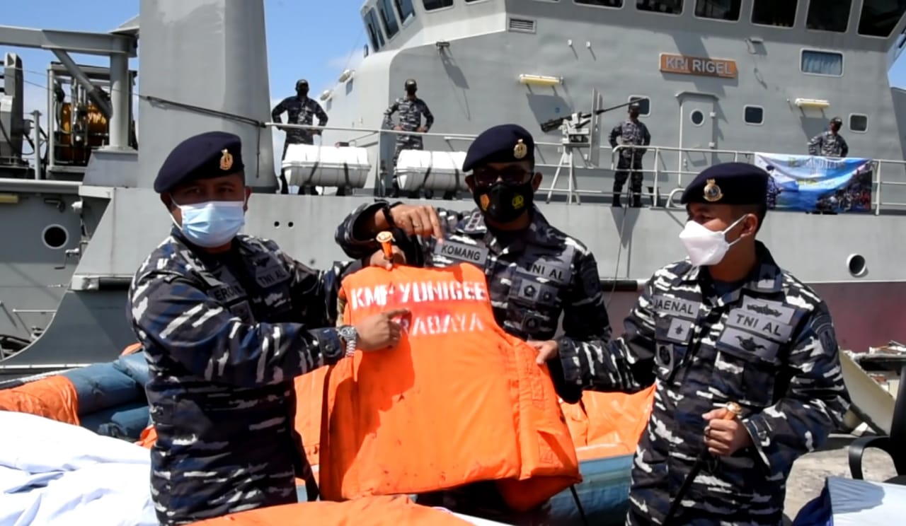 Tim KRI Rigel menemukan menemukan sekoci kapal dan life jaket milik KMP Yunicee  (Foto / Fatma/ Metro TV)