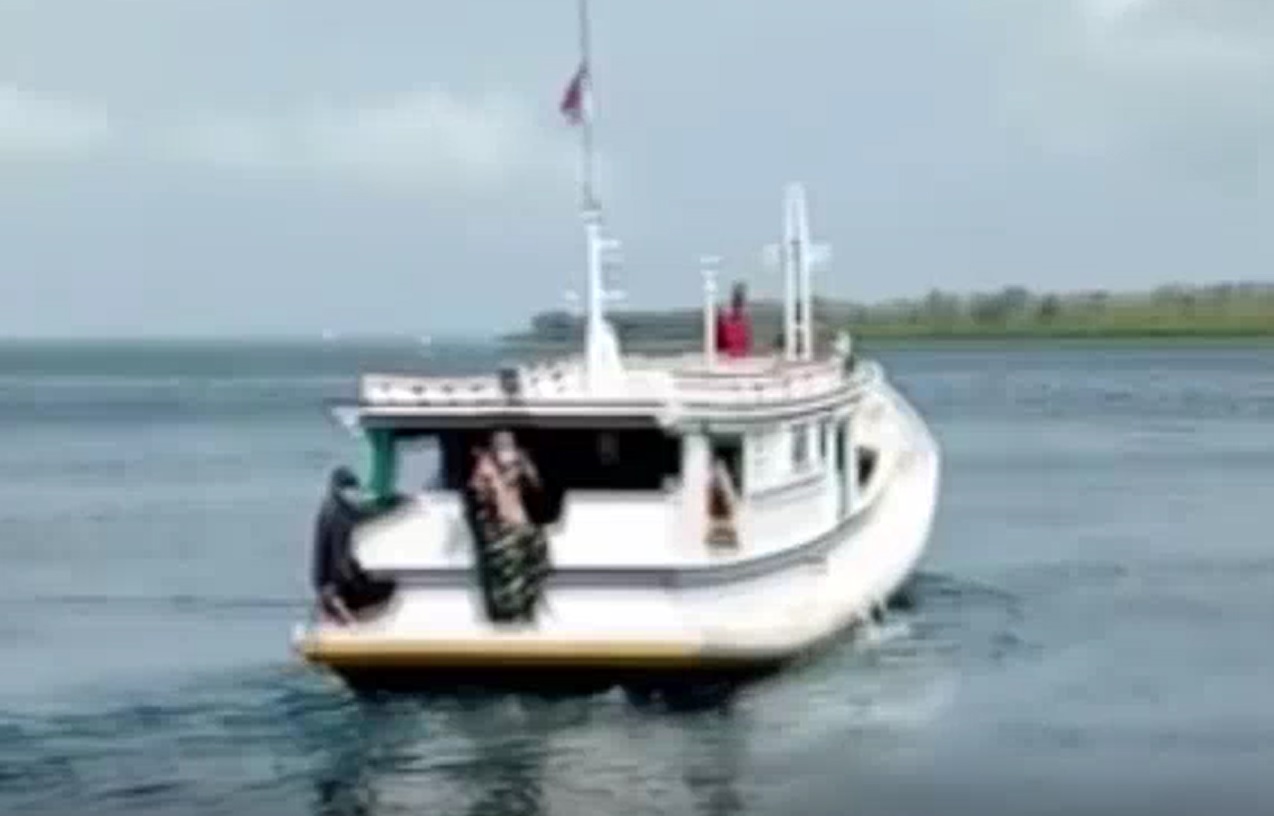 Lambaikan Tangan, 8 Nakes Sumenep Terpapar Covid-19 Diangkut Perahu