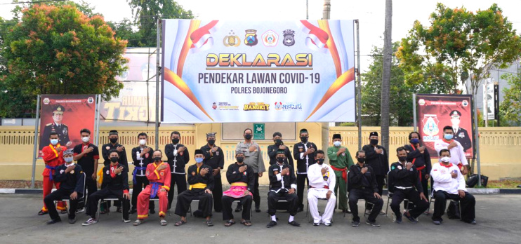 Puluhan perguruan pencak silat Deklarasi perang terhadap covid-19.  (metrotv)