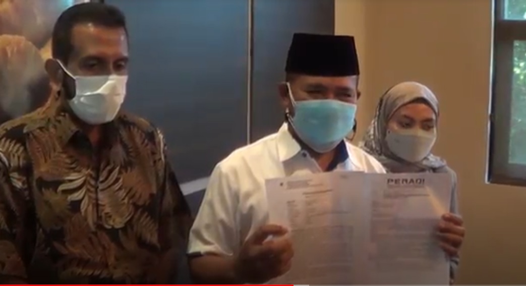 Kuasa Hukum Abdul Salam menunjukkan surat keterangan dokter. (metrotv)