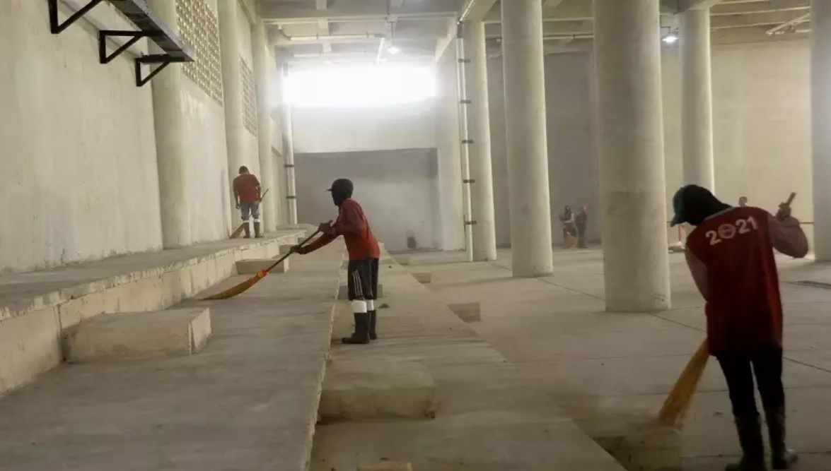 Petugas mulai membersihkan lapangan tembak Kedung Cowek untuk dijadikan rumah sakit lapangan (Foto / Metro TV)