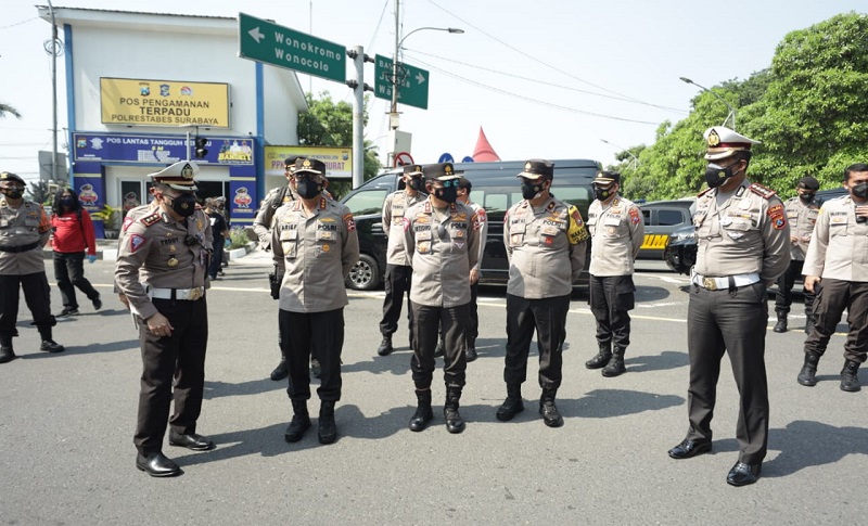 Kepala Badan Pemeliharaan dan Keamanan (Kabaharkam) Komjen Pol Arief Sulistyanto bersama Kakoorlantas Polri Irjen Pol Istiono meninjau pos penyekatan di Bundaran Waru Surabaya, Minggu 4 Juli 2021 (Foto / Metro TV)