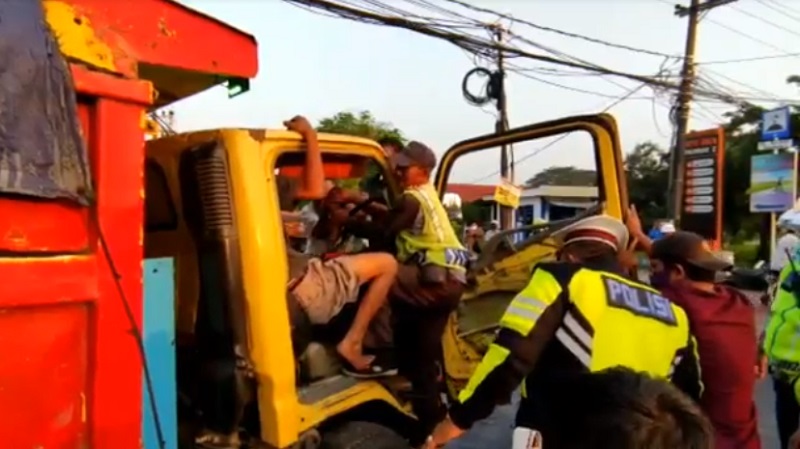 Petugas mengevakuasi pengemudi yang terjepit truk (Foto / Metro TV)