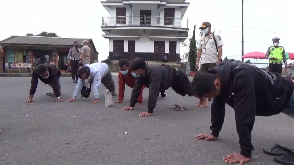 Puluhan dihukum push up setelah kedapatan asyik nongkrong saat PPKM Darurat (Foto / Istimewa)