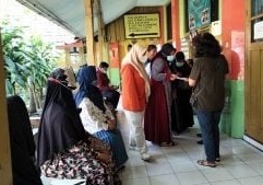 Sejumlah wali murid SMA Negeri 1 Puri protes lantaran pungutan yang dilakukan sekolah dinilai terlalu tinggi (Foto / Metro TV)