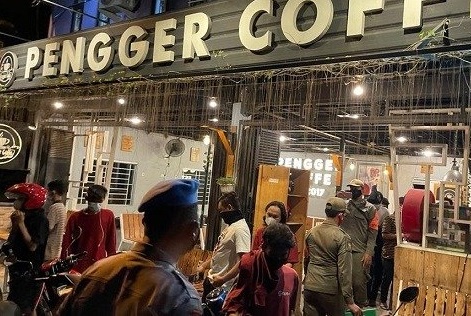 Salah satu kafe yang melanggar aturan saat PPKM Darurat ditindak polisi (Foto / Metro TV)