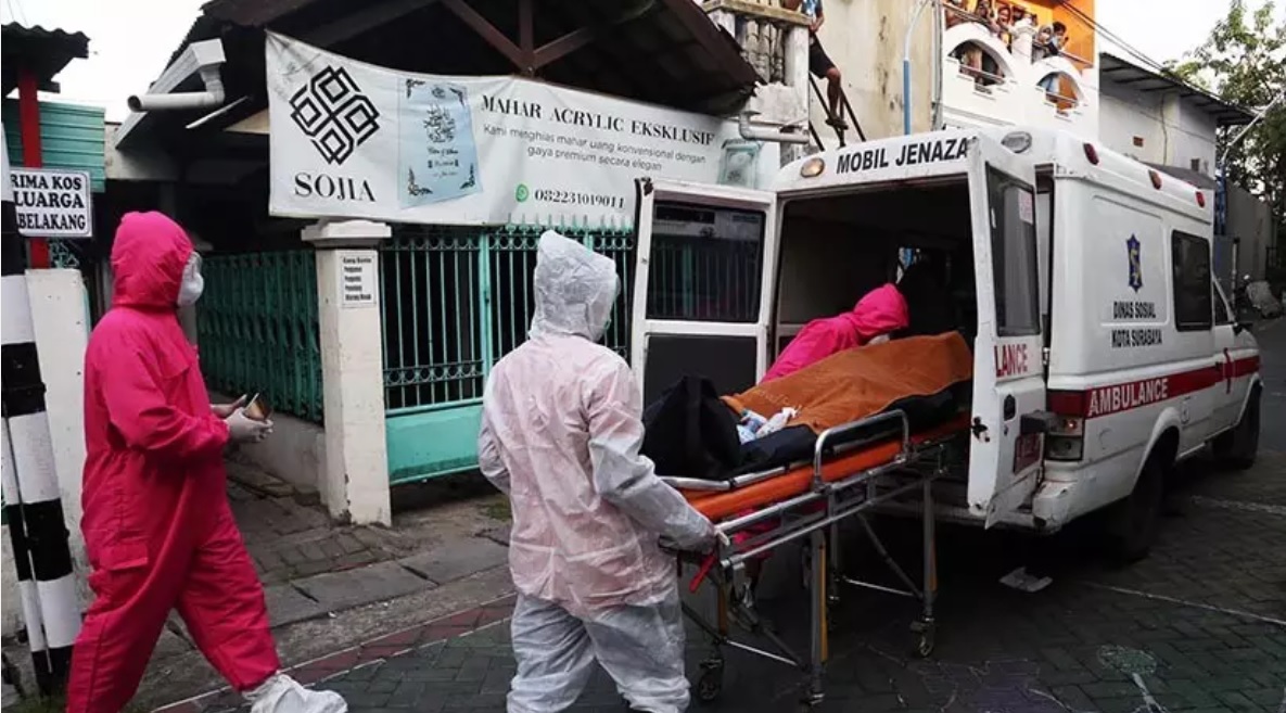 Setelah menunggu hingga 24 jam, petugas akhirnya mengevakuasi jenazah AGS (Foto / Metro TV)