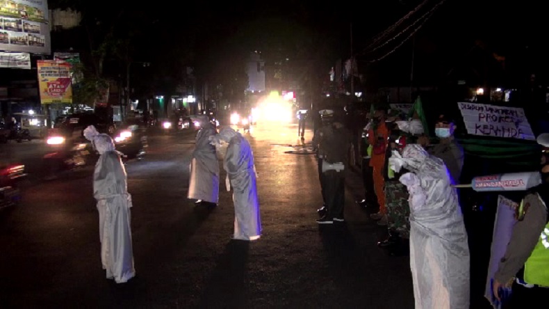 Pocong berkeliaran di malam PPKM Darurat malang (Foto / Metro TV)