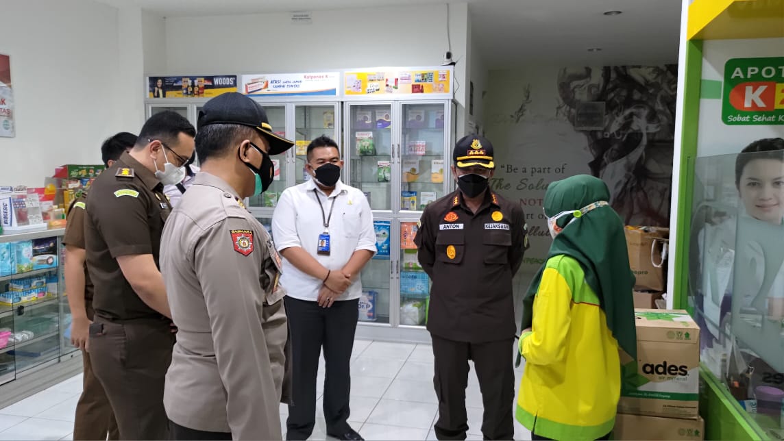 Kajari Surabaya Anton Delianto bersama tim memperingatkan pengelola apotek agar tak lagi menjual obat terapi covid-19 di atas HET yang sudah ditentukan pemerintah (Foto / Ist)