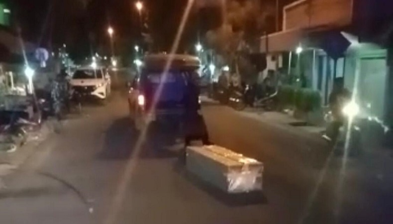 Tangkapan layar detik-detik peti jenazah jatuh dari mobil ambulans (Foto / Metro TV)