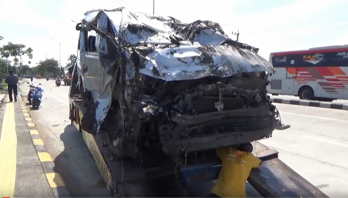 Mobil Travel Terguling di Tol Ngawi, 7 Penumpang Terluka