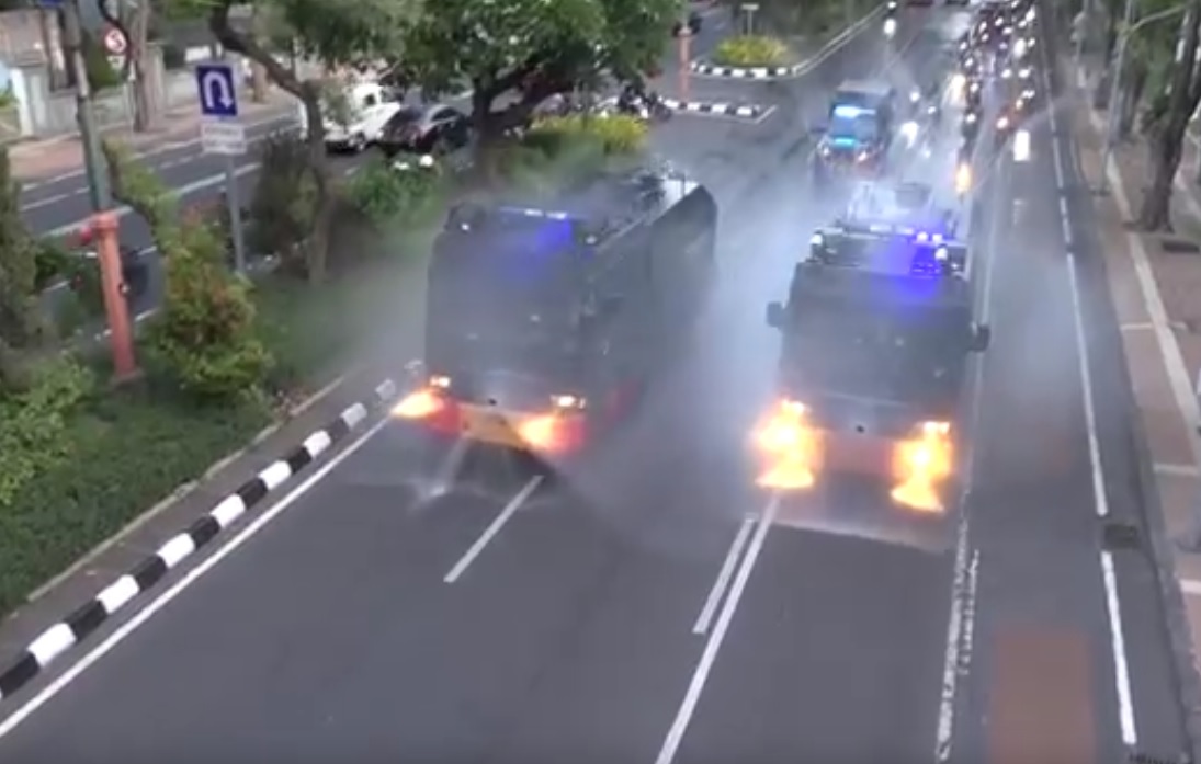 Mobil water canon menyemprot jalanan Kota Surabaya dengan cairan disinfektan. (metrotv)