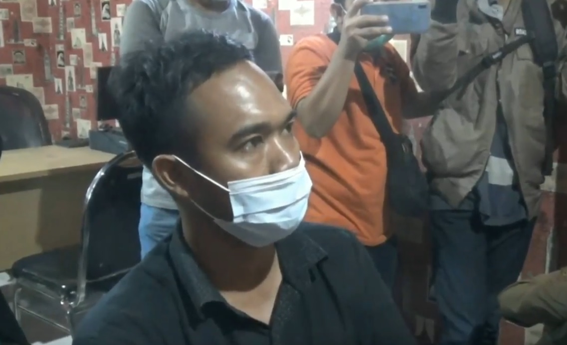 Adi saat menjalani pemeriksaan di Mapolsek Leces, Probolinggo. (metrotv)