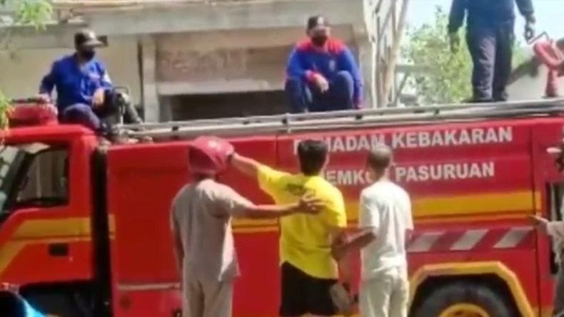 Instruktur senam ini mengamuk lantaran disempror disinfektan petugas pemadam saat makan pecel (Foto / ist)