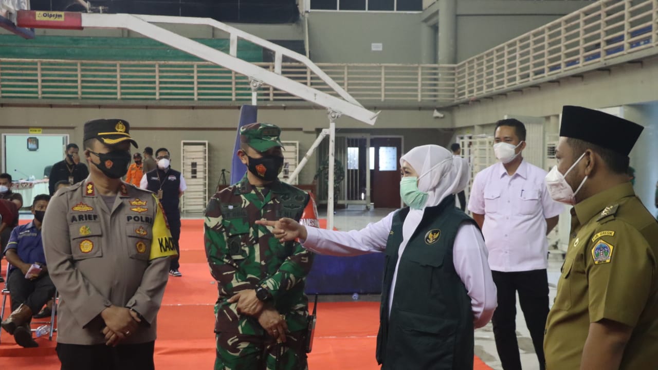 Gubernur Jatim, Khofifah Indar Parawansa bersama Bupati Gresik Fandi Akhmad Yani serta forpimda Gresik mengecek vaksinasi di gedung WEP (Foto / Metro TV) 