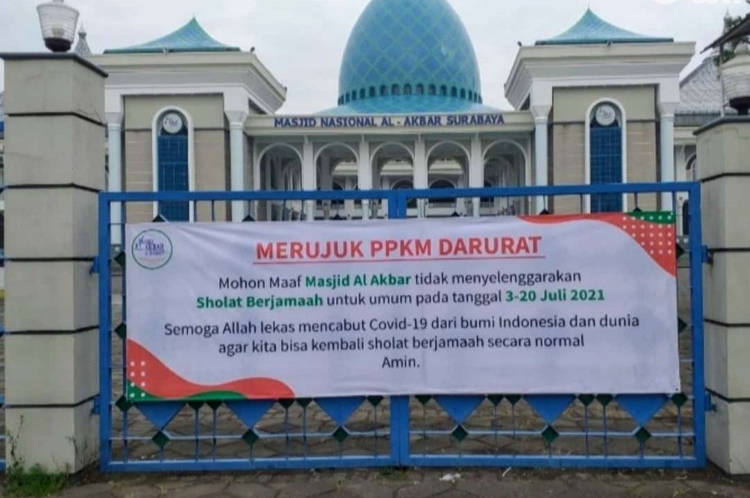 Tak Gelar Salat Berjemaah, Masjid Al Akbar Tetap Kumandangkan Azan