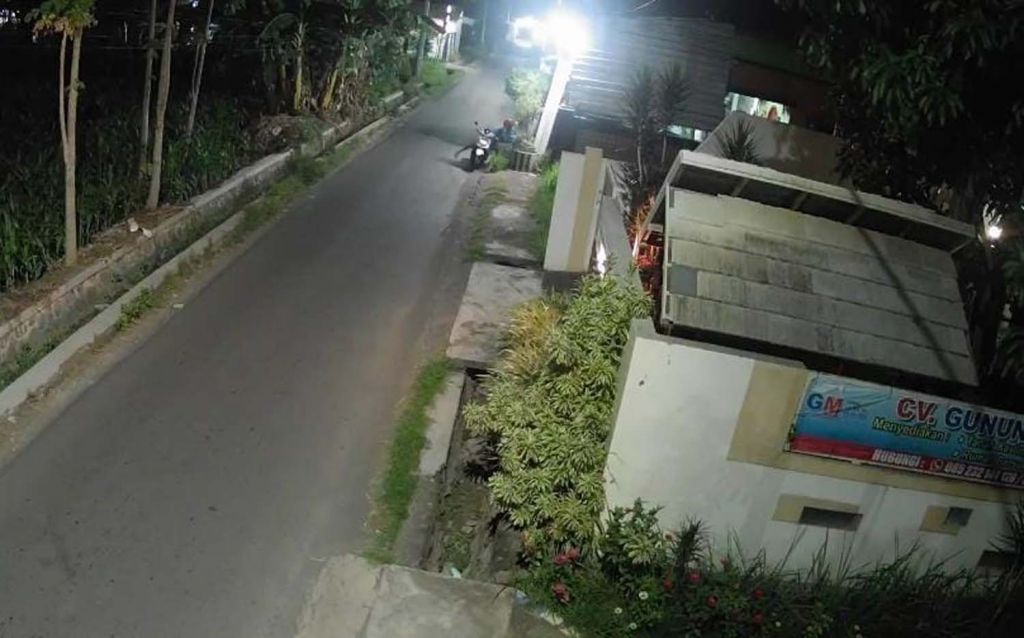Aksi pencurian bonsai terekam CCTV (Foto / Metro TV)