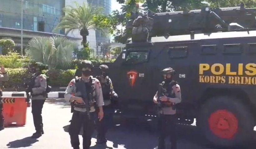 Patugas Brimob Polda Jatum bersenjata lengkap jaga penutupan Bundaran Waru, pintu masuk Surabaya (Foto / Metro TV)