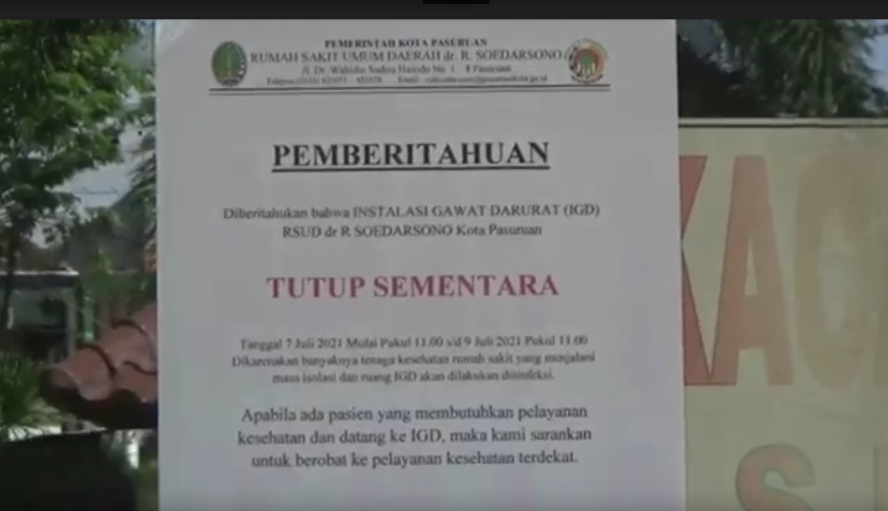 Pengumuman penutupan sementara terpasang di pintu  IGD RSUD Soedarsono Kota Pasuruan. (metrotv)