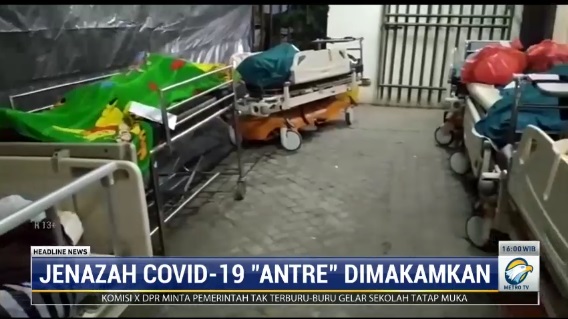 Puluhan jenazah pasien covid-19 di RSUD Jombang, Jawa Timur, harus mengantre untuk pemulasaraan. (Metro TV)