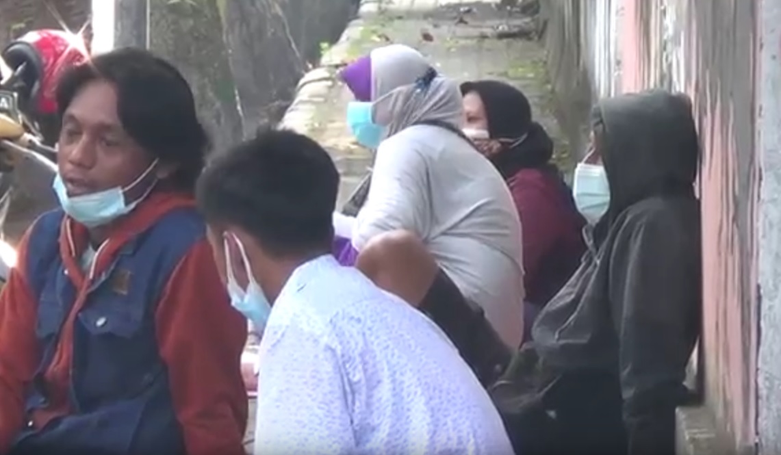 Jenazah Covid-19 Menumpuk di Jombang , Keluarga Tidur di Trotoar