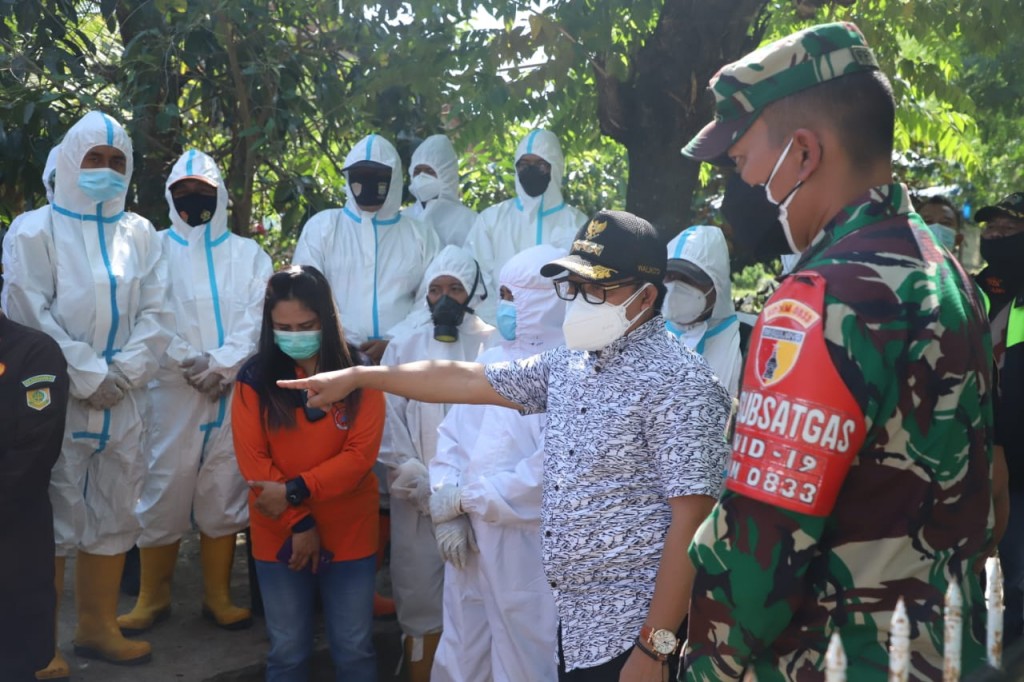  Wali Kota Malang, Sutiaji, saat melihat langsung proses pemakaman jenazah konfirmasi covid-19 di TPU Samaan, Lowokwaru, Kota Makang, Rabu 7 Juli 2021/Humas Pemkot Malang. Medcom.id/Daviq Umar Al Faruq Wali Kota Malang, Sutiaji, saat melihat langsung pros