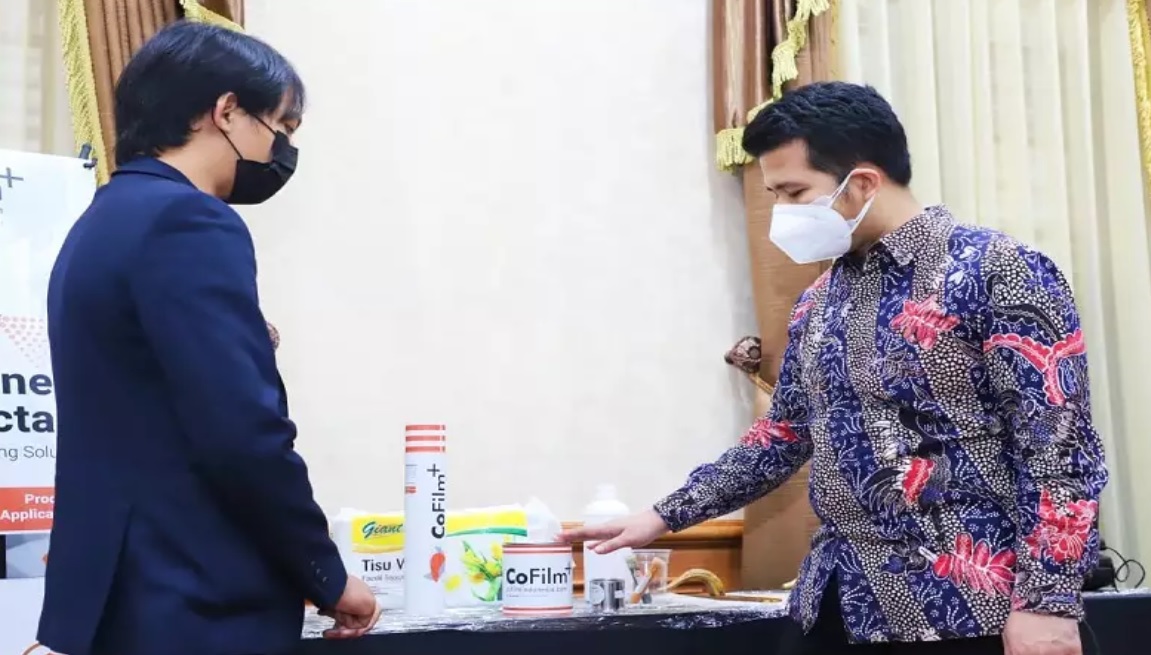 Wakil Gubernur Jatim Emil Elestianto Dardak saat melihat cara kerja CoFilm hasil pengembangan mahasiswa ITS Surabaya (Foto / Hum)