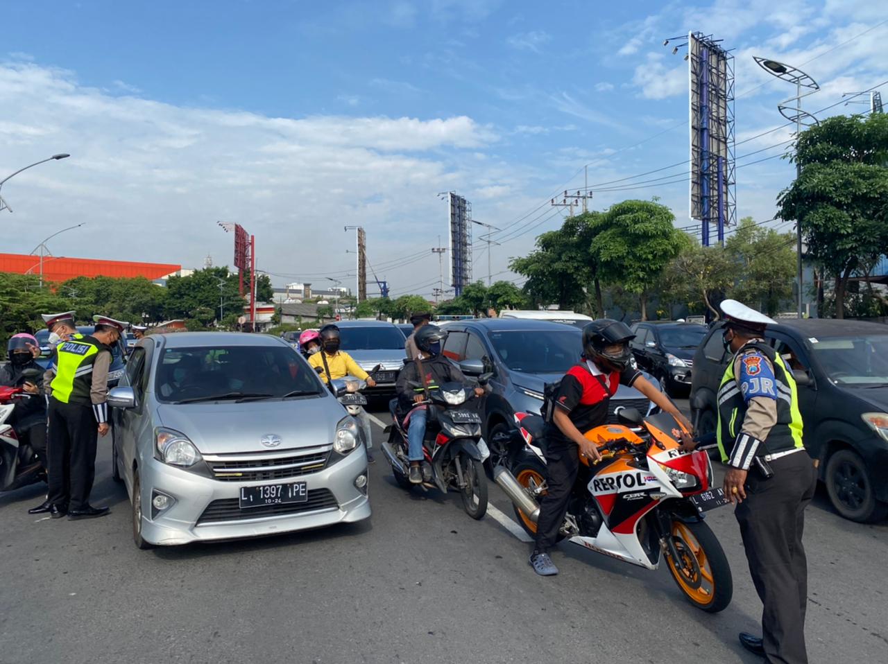 Penyekatan di Bundaran Taman Pelangi Surabaya resmi berlaku Kamis 8 Juli 2021 (Foto / Reno Reksa / Metro TV)