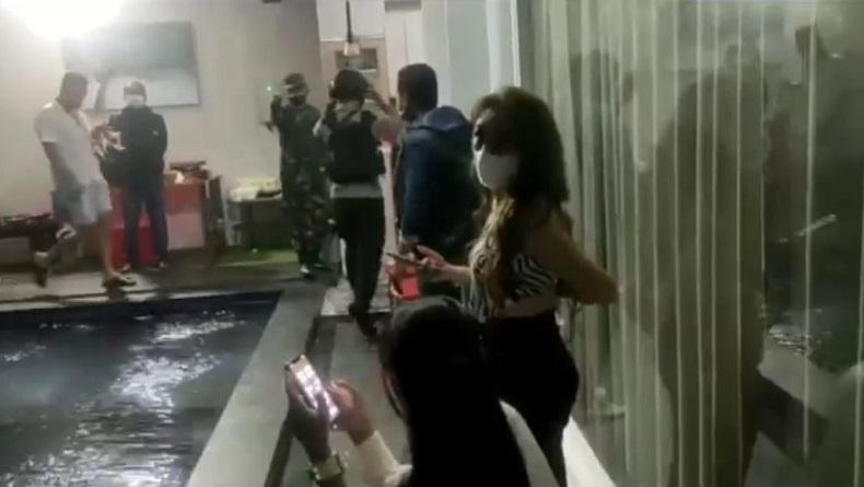 Sebanyak 24 muda-mudi diamankan lantaran menggelar karaoke dan pesta miras saat PPKM Darurat di Batu (Foto / Metro TV)