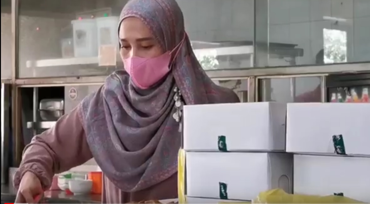 Pengusaha resto Nur Haesih menyiapkan nasi kotak untuk warga terpapar covid-19. (metrotv) 