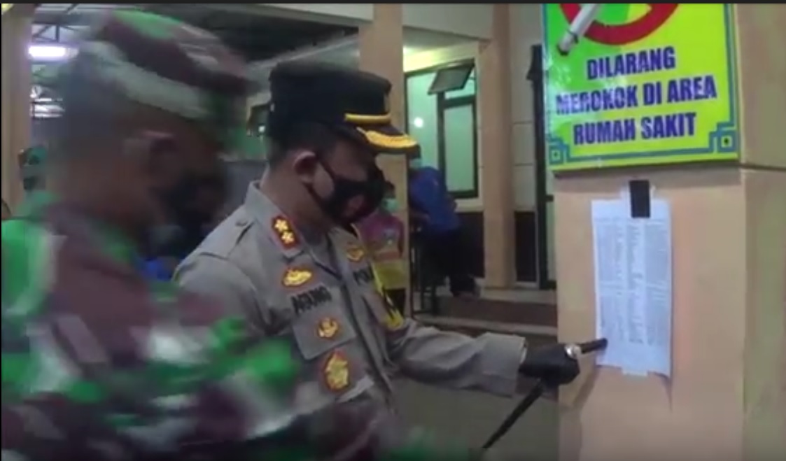 Daftar jenazah covid-19 tertempel di dinding kamar mayat RSUD Jombang. (metrotv)