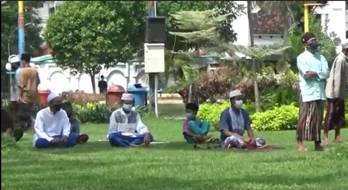 Sejumlah warga   mengelar sholat jumat di Alun-alun Kota Pasuruan. (metrotv)