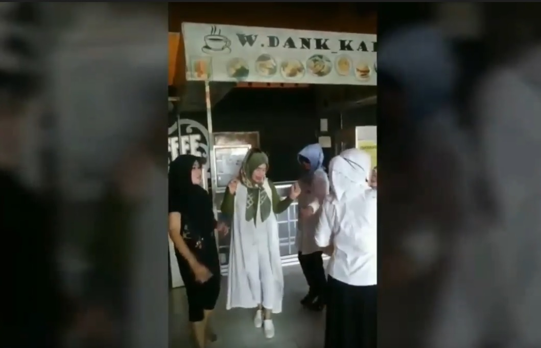 Aksi salah satu ASN Kota Pasuruan ikut berjoget di sebuah cafe. (metro tv)