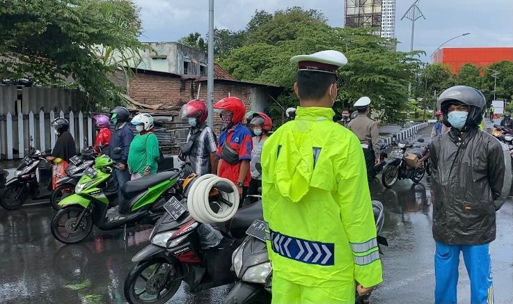 Polisi bersama masyarakat Surabaya menggelar pray from road. (ft/reno)