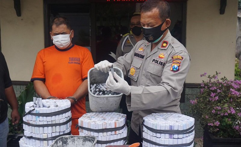 Polisi meringkus M setelah sempat buron usai kabur saat hendak ditangkap atas jual beli bahan peledak (Foto / Metro TV)